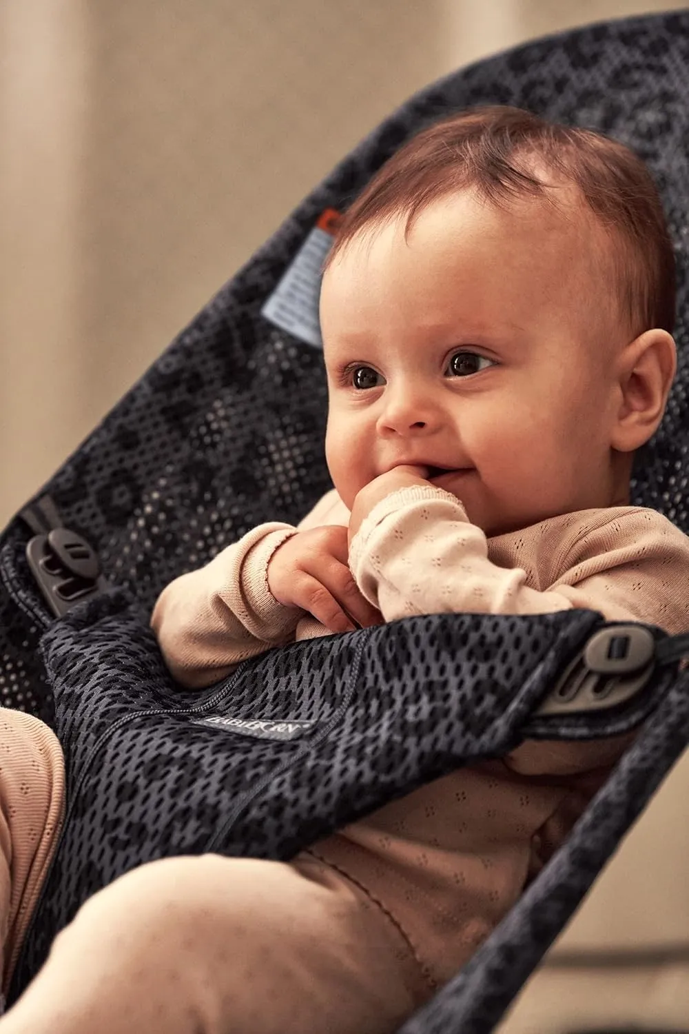 BabyBjörn Bouncer Bliss, Mesh, Anthracite/Leopard 2-in-1 Adjustable Baby Bouncer Seat and Toddler Chair, Newborn to Toddler (8-29 lbs), 4 positions, Lightweight & Portable