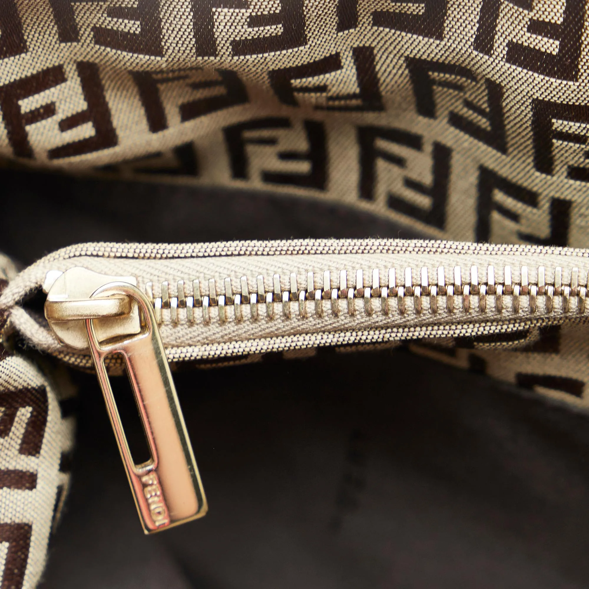 Fendi Zucchino Roll Tote (SHG-Bmz0sP)