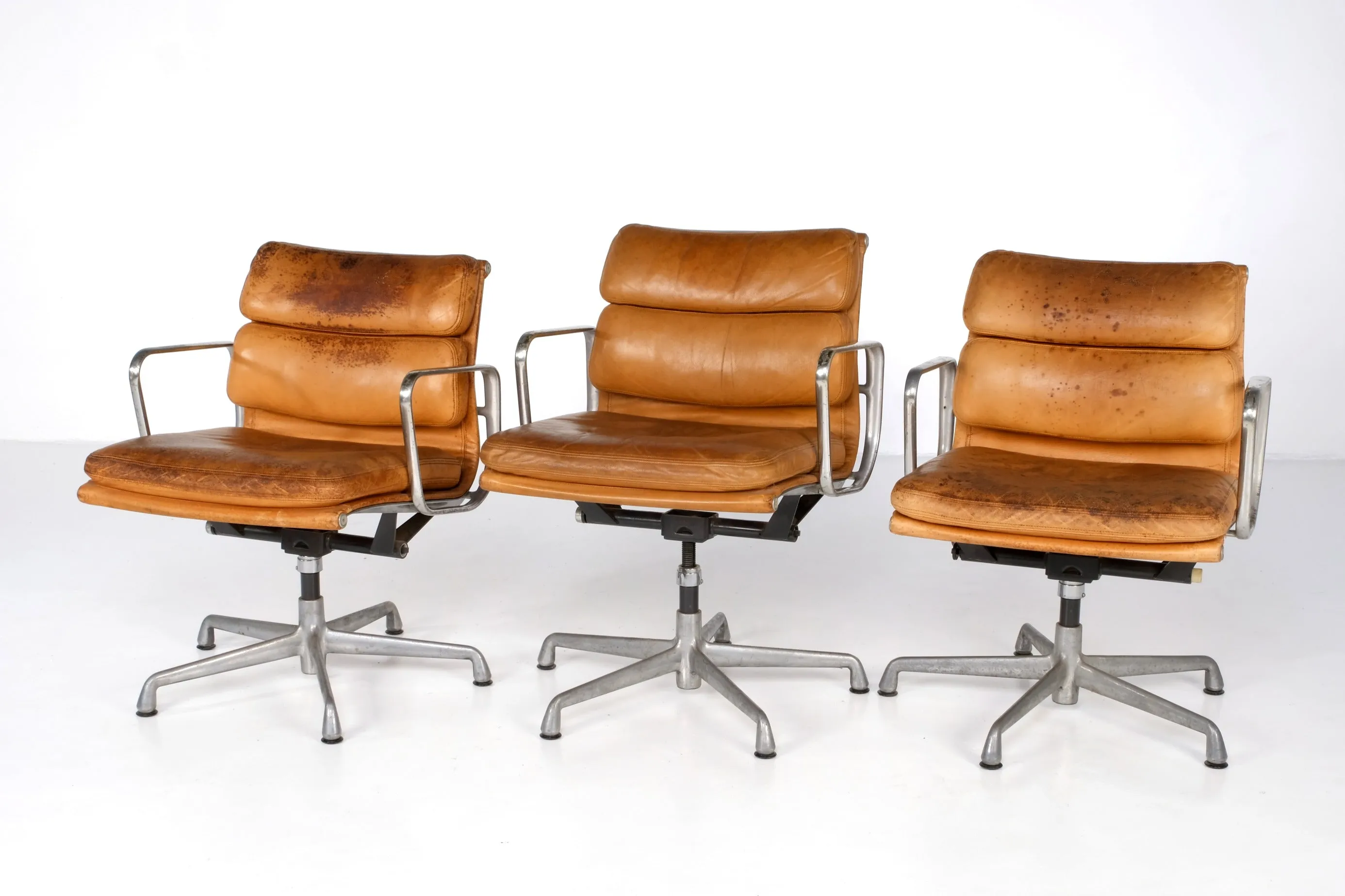 LIGHT TAN LEATHER SOFT PAD OFFICE ARMCHAIR BY: EAMES HERMAN MILLER
